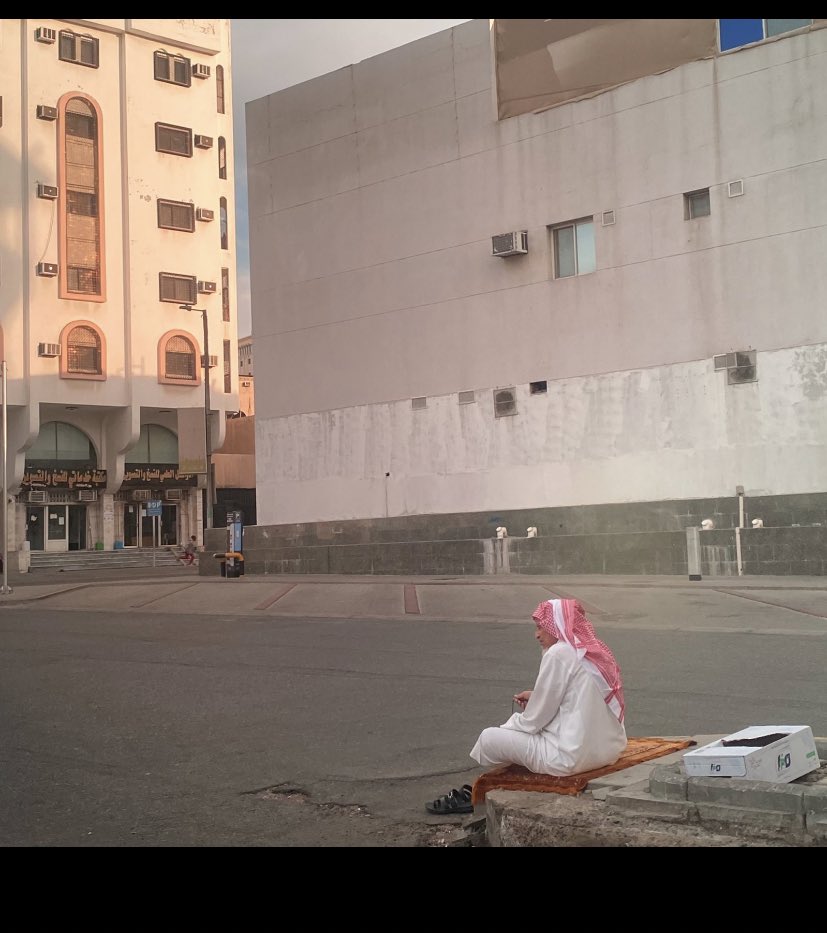 "في معزلٍ عن جميع الخلق .. وازعاجه"