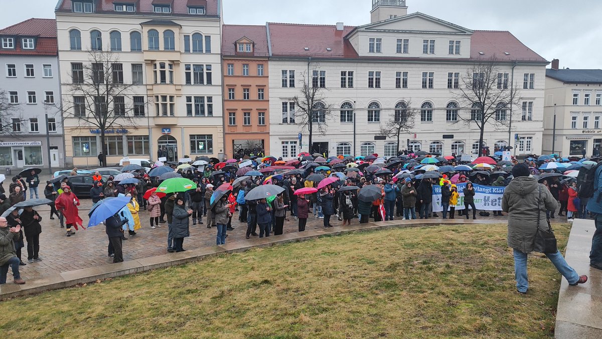 In der Kleinstadt #Zeitz in Sachsen-Anhalt demonstrieren hunderte Menschen für Vielfalt und Demokratie. #niewiederistjetzt #Gera