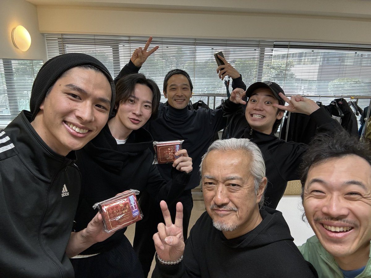yuknmr_official's tweet photo. 初日無事に閉幕！
足を運んでくださった方々、本当にありがとうございました🙇‍♂️
ゆっくり休んでください😌笑

インヘリタンスの原作者であるマシュー・ロペスさんも来てくださり、ありがたいお言葉を頂きました。🙏

明日は一部のみ！

#インヘリタンス
#東京芸術劇場
#山路さんからの初日祝い
#感謝 https://t.co/Qb0h2ySdmP