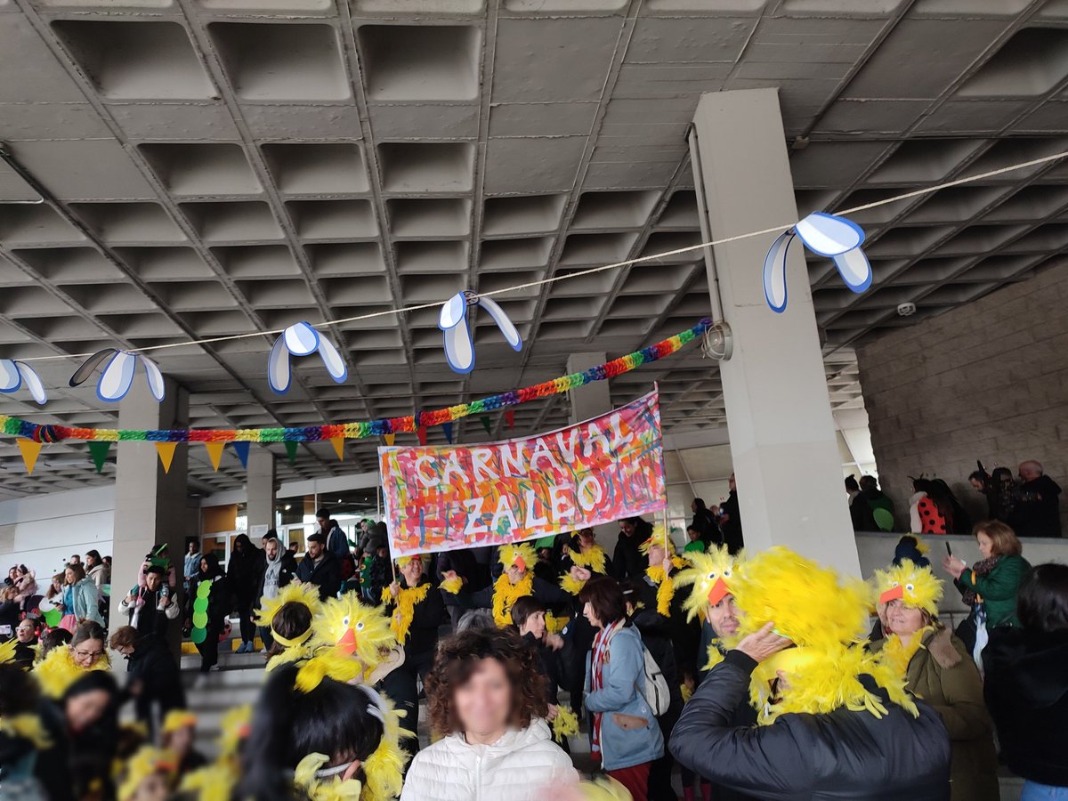 AFA_Zaleo's tweet photo. 🎉🎉🎉El viernes celebramos el carnaval en Zaleo haciendo un pasacalles por el barrio. Este año íbamos tod@s vestid@s de 🐣🐣🐣. https://t.co/gpYE8R8QCh