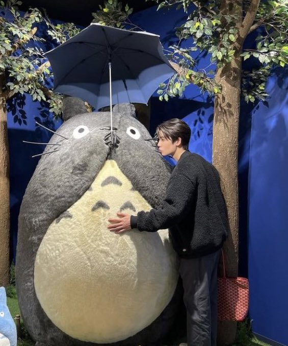tinygelbie's tweet photo. jimmysea with totoro 🥹 https://t.co/vaqS76UzOw