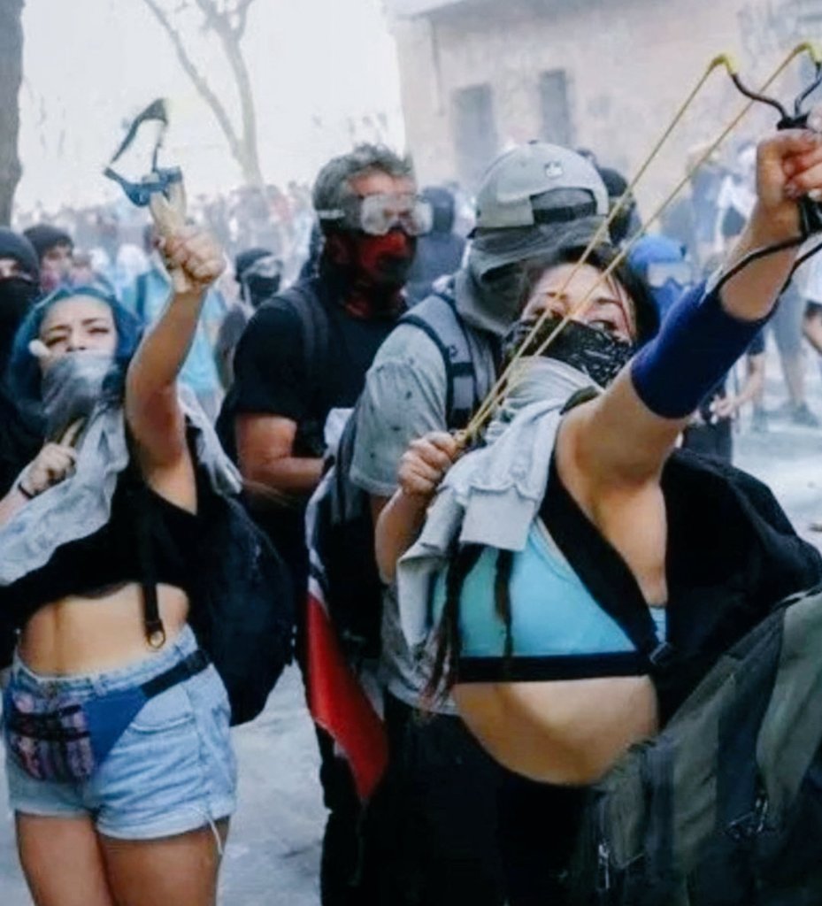 Tor25899035's tweet image. 🇨🇱| Aquí la enfermera “saca ojos” Gloria Pinto, del hospital San José de Santiago, trabajando por la dignidad ¿Qué te parece?