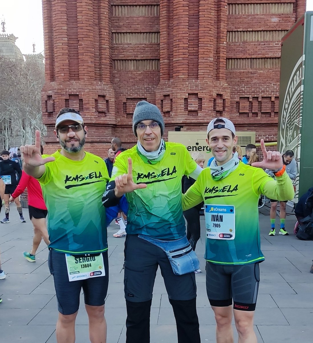 Genial mañana en <a href="/mitjabarcelona/">eDreams Mitja Marató Barcelona by Brooks</a>

Foto conjunta con <a href="/corredors/">CoRReDoRS.CaT</a> 🧡💚 y ponerle cara a <a href="/Ivan_runner/">Guti</a> y saludar a <a href="/vikitornieto/">Atlético Fan</a> y <a href="/rocio_burgos/">Rocío Martínez</a> 💛💚

Da gusto estar en el km 8'5 y ver tantas camisetas #KMSxELA 🥰💚