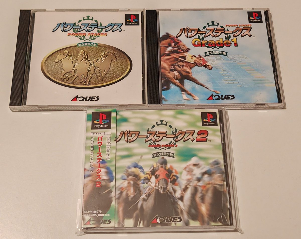 vidok_twit's tweet photo. À moi le full set #PowerStakes. 😎
De la simulation hippique. Cela ne plaît pas à tout le monde. Je ne suis pas un aficionados non plus MAIS la particularité vient du studio : Aques. Une filiale de Squaresoft qui devait réaliser une série de jeux de sport pour la PS1. 🙂 https://t.co/peRBZfaTwC