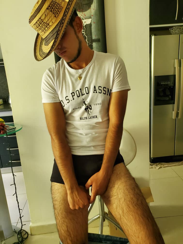 JessBritboy2419's tweet photo. Solo mis Piernas peludas y Yo... #onlyfanscreator https://t.co/qwLnUltxFs