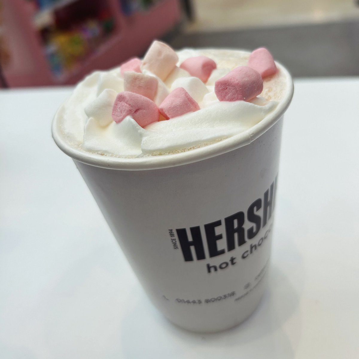 Relax this Sunday afternoon with our hot chocolate. Available in Hersheys and Reese’s flavours ☕️