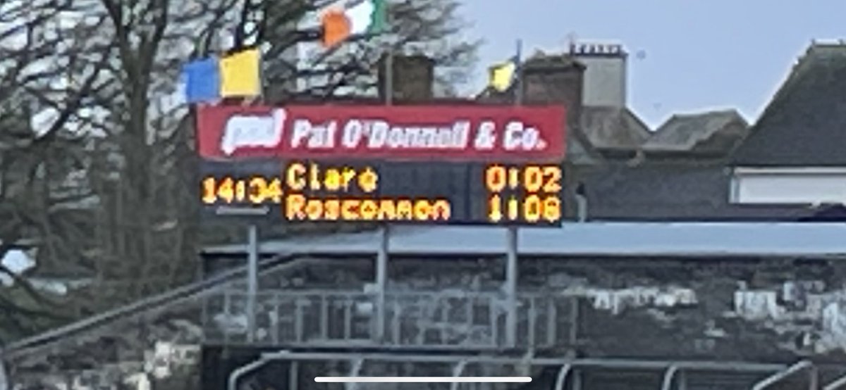 H/T in the park . @Clarelgfa with it all to do . Fresh breeze blowing in the Clare ladies favour in the second half . @ClareFM @DLynchSport @RoscommonLGFA