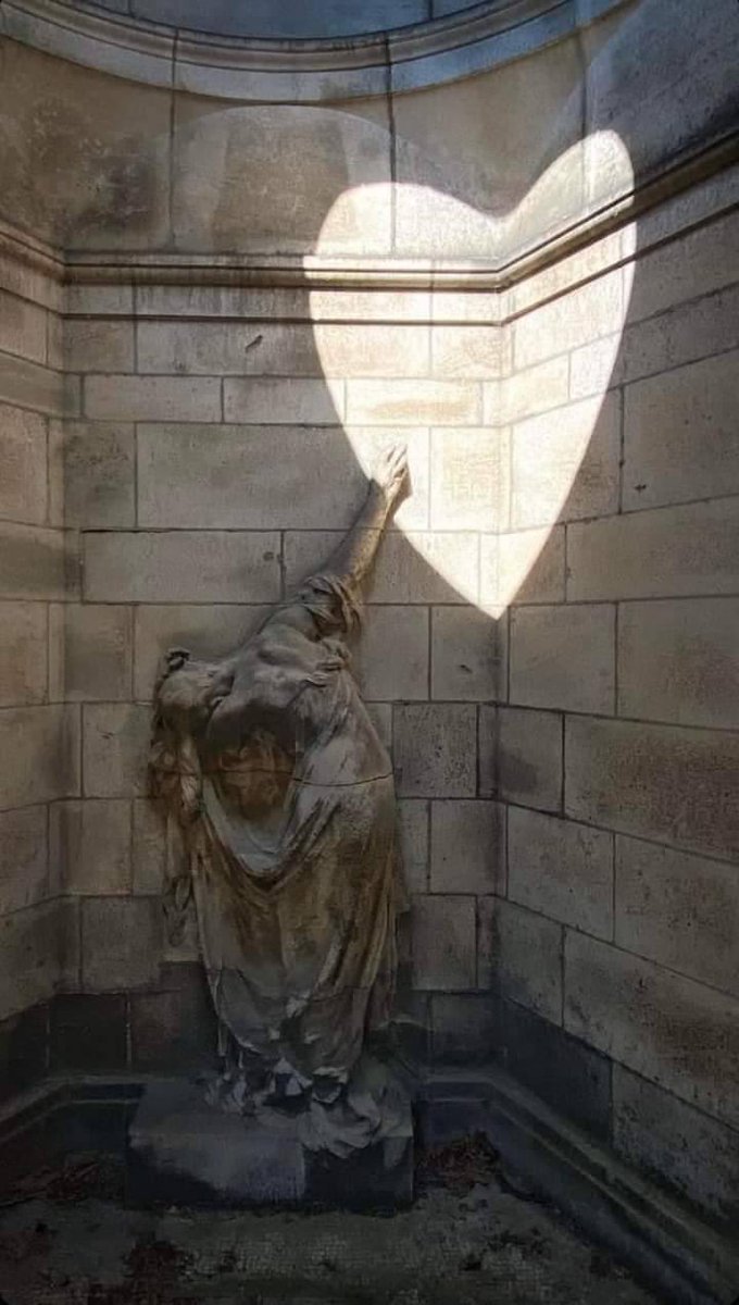 En el Cementerio Lasken de Bruselas hay un panteón donde descansa la esposa del marmolista Leónce Evrard Flignot quien lo diseñó como muestra de su amor eterno por ella. Una vez al año, en el solsticio de verano, la luz solar refleja un corazón que recuerda esa historia de amor.