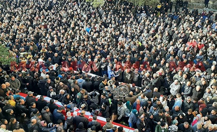 Geçen sene dün gece uçaktan indik, ülkenin her şehrinden dostlarımız, arkadaşlarımız bir olup gelmiş. O an anladım ayakta durmamız gerektiğini. Bu kadar insan burada olduğuna göre desteklerine ihtiyacımız olduğunu düşünüyorlardı ve haklılardı.

Ertesi gün, 11 Şubat'ta toprağa