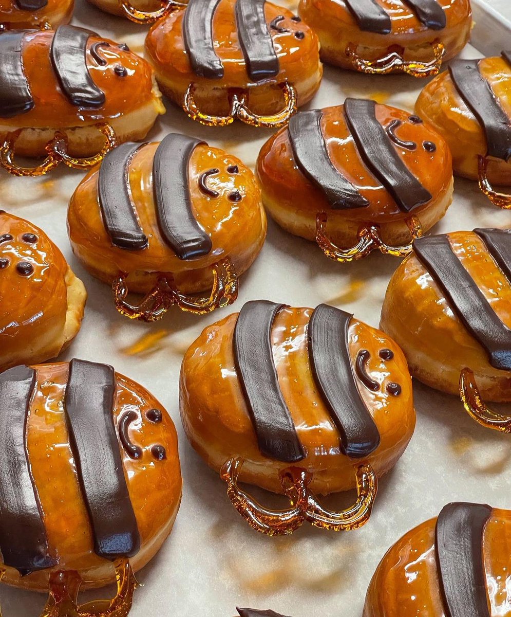 HONEY 🐝 MY VALENTINE DONUTS AVAILABLE ALL WEEKEND AND VALENTINE’S DAY!!
our 24 hr raised brioche dough stuffed with caramelized honey custard, dipped in caramelized sugar, crystallized sugar wings, and decorated like adorably delicious bumble bees! #bumblebee