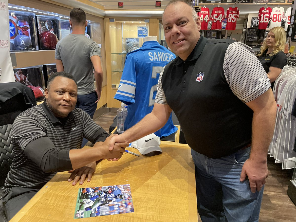 mseavert's tweet photo. It was an honor to meet @BarrySanders one of the best NFL running backs of all time who played for the Detroit Lions, while in Las Vegas for Super Bowl 58. https://t.co/QcwDZWAHFy