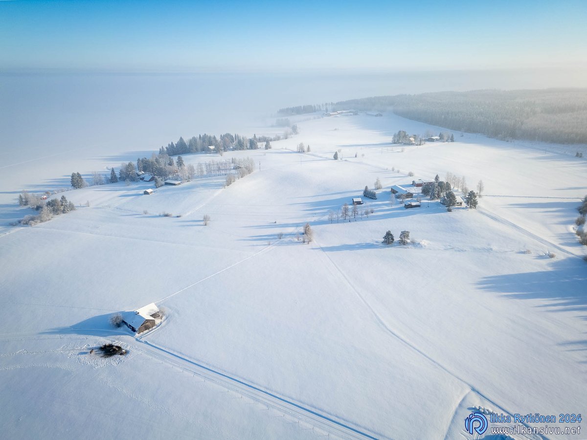 Aamupäivällä oli hieman sumuiset maisemat. Keli näyttää ehkä keväiseltä, mutta pakkasta oli n. -30 ℃. #iisalmi #finland #visitfinland @OurFinland #talvi #winter #ylesää #mtvsaa