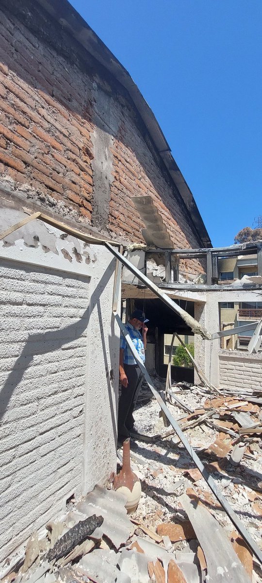 FSilvaR1's tweet photo. Ayer recorrimos junto a mi padre Francisco Silva Ite, ing. calc., puntos de las zonas siniestradas, acudiendo al llamado de dos amigos, colegas, y familias en saber el estado de sus estructuras:

La certidumbre reposiciona el punto de partida! Emociona la esperanza en sus ojos. https://t.co/wO5ReObitb