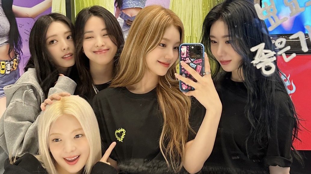 Every moment with ITZY is something I will always treasure. Time flies too fast.. Thank you for growing up with me and being a big part of my life. I will always choose to be a MIDZY. I love you.

5 YEARS SHINING WITH ITZY
#ITZY_5th_Anniversary
#별처럼_밝게_빛나는_있지의_5주년