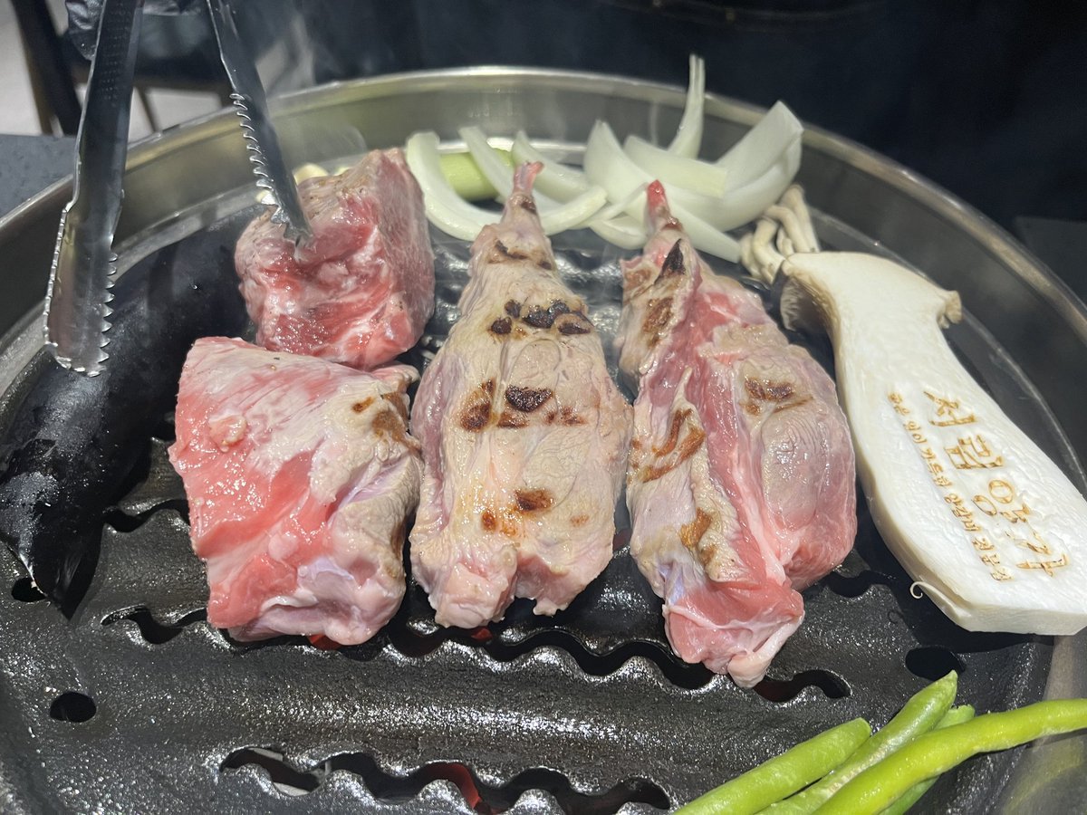 올만에 양고기 먹었는데 맛있네.
즐거운 사람들이랑 먹어서 그런가?
ㅋㅋㅋ
사다리 꼴찌 걸려서 독박. ㅋㅋ
덴장... 

채소가게에 양파와 마늘이 매일 티격태격한다.

그런데 멀 해도 마늘이 진다...

왜?

다진 마늘 이니깐. ㅋㅋ