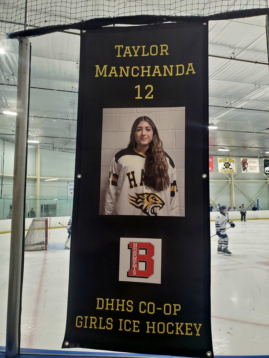 Shariemanon's tweet photo. The W on Senior Night 🤩 #hockey #CTGirlsHockey https://t.co/OmpRzq2Rsq
