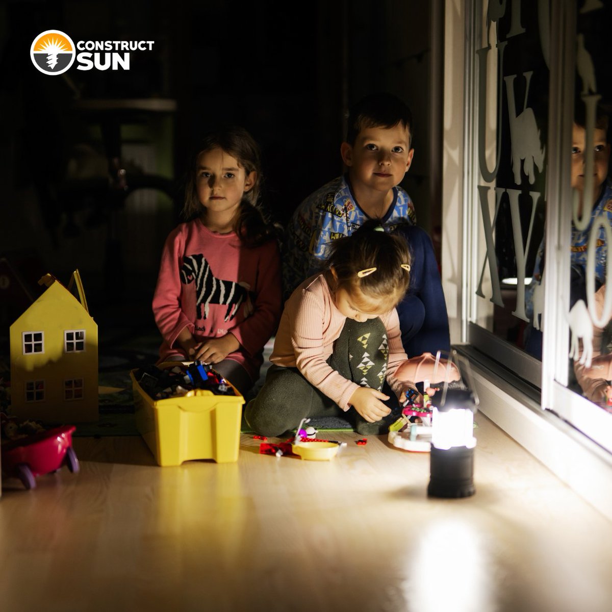 construct_sun's tweet photo. When the lights go out, will your home stay powered? Solar panels alone won't do the trick, but the solution is here: solar batteries 🌞

Prepare for uninterrupted power.

📞 844.463.6691

#solarbatteries #solarsolutions #solarsavings #solarenergy #gosolar #constructsun https://t.co/dzKCpIASxB