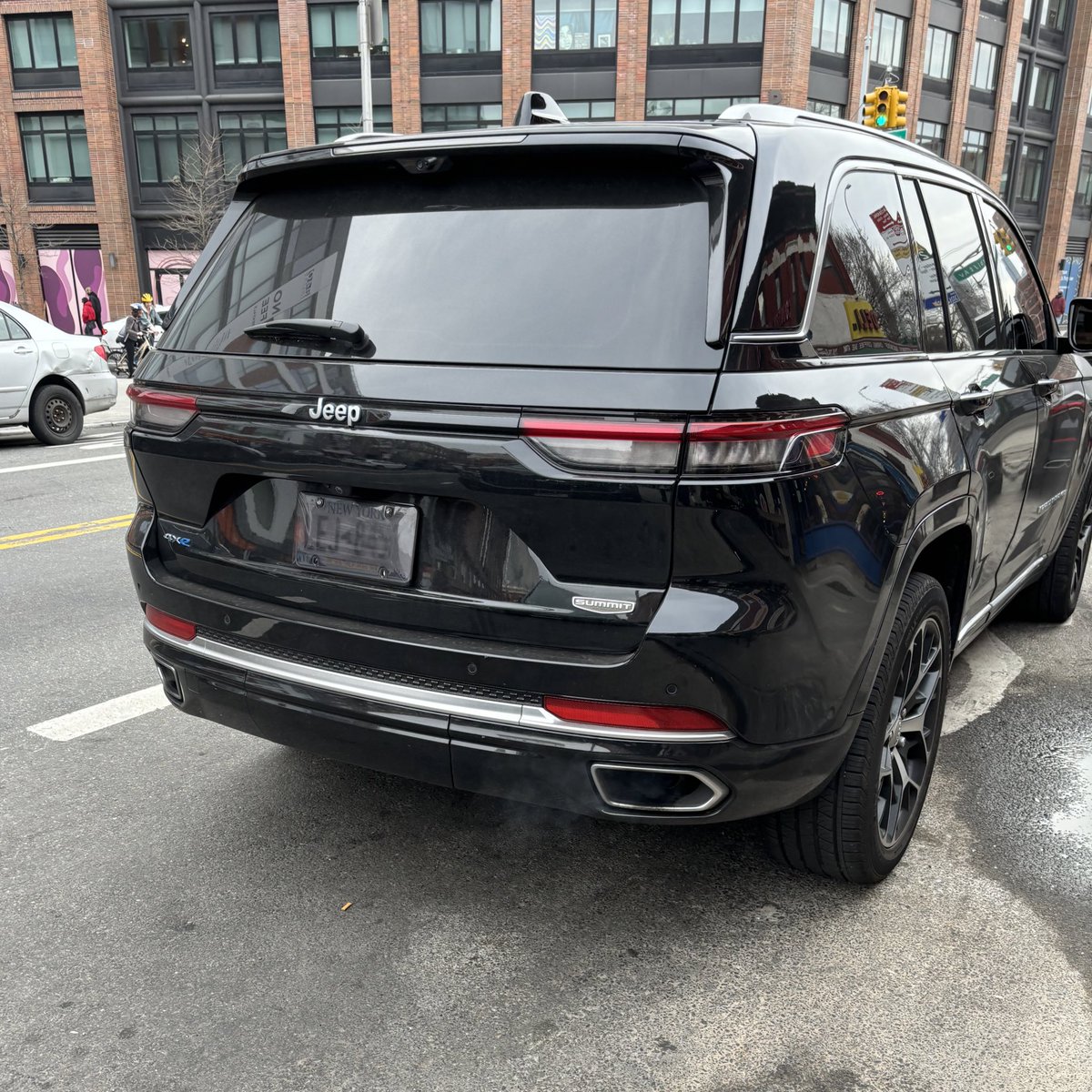 D00RZ0NE's tweet photo. Remember to make eye contact with drivers. And we should make sure e-bikes have license plates https://t.co/MdviUuFBgc