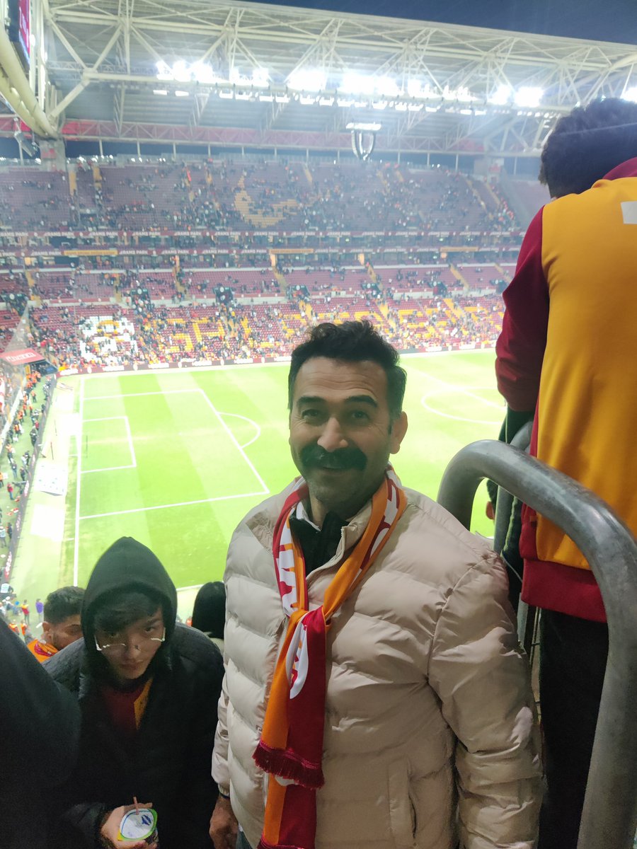 servettploglu's tweet photo. Babamın yüzündeki mutluluk Teşekkürler Galatasaray ❤️💛
Bu kareler benim için çok çok özel Babamı ilk defa maça getirdim.
#GSvBFK #ultrAslan #GalatasaraySK #Galatasaray https://t.co/EJ018x7EKg