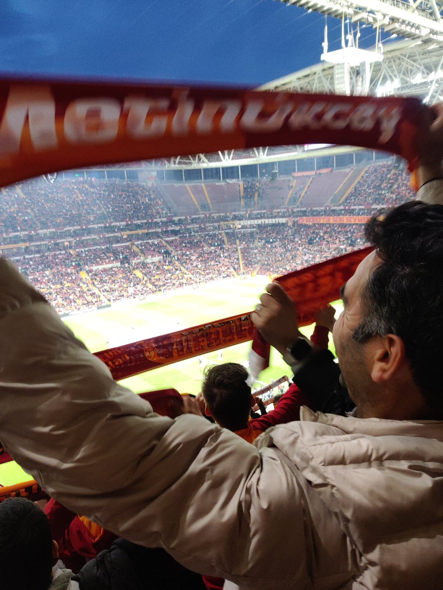 servettploglu's tweet photo. Babamın yüzündeki mutluluk Teşekkürler Galatasaray ❤️💛
Bu kareler benim için çok çok özel Babamı ilk defa maça getirdim.
#GSvBFK #ultrAslan #GalatasaraySK #Galatasaray https://t.co/EJ018x7EKg