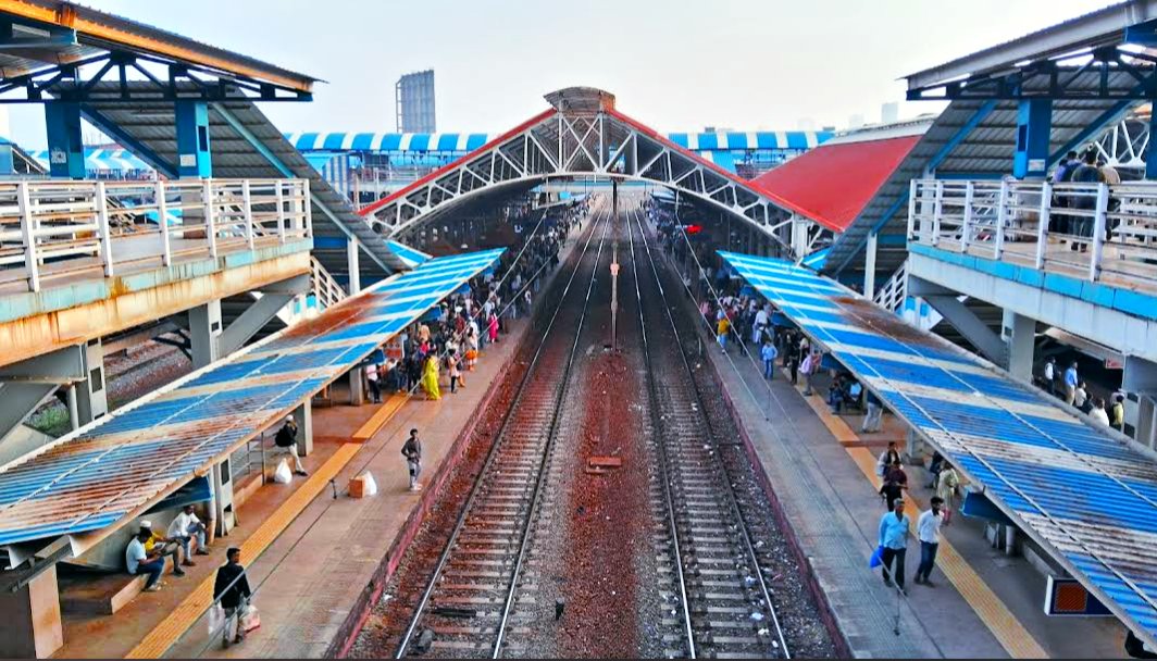 India's Shame. Spitting Pan Gutkha 🚩Dadar station @WesternRly today afternoon. Roof n Tracks - RED🔴 As long as a complete ban of ENTRY to Pan Gutkha chewing Commuters inside Railway premises, @RailMinIndia will be wasting manpower & resources cleaning this mess. @drmbct