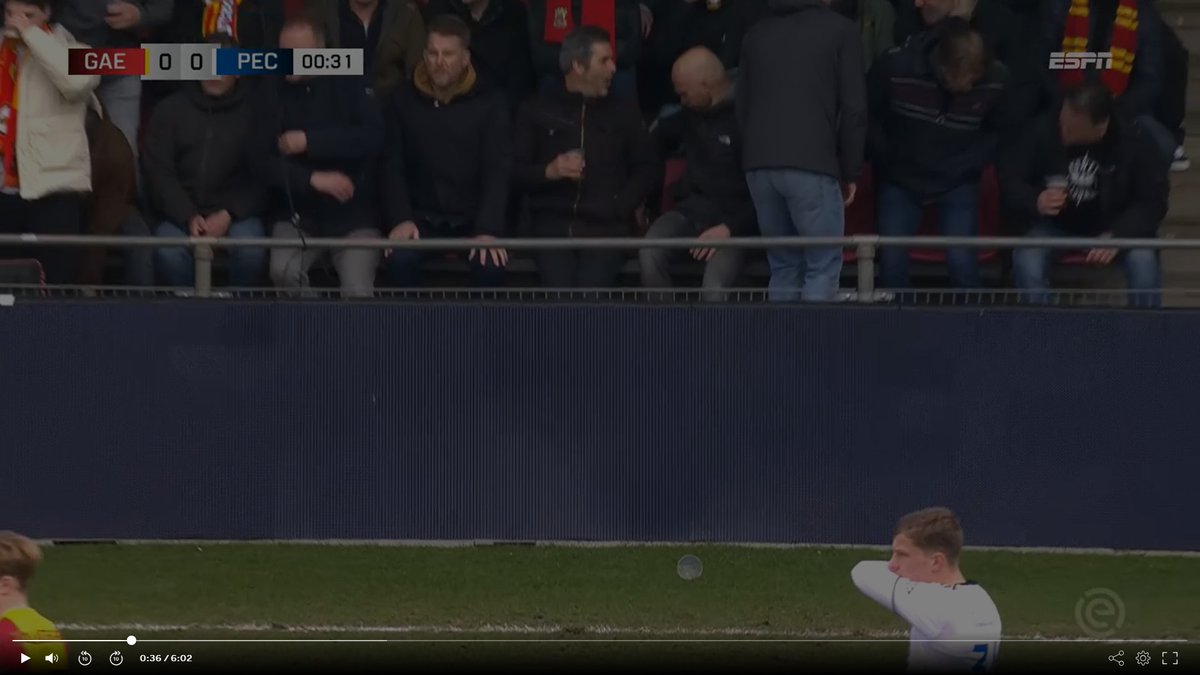 Vol in beeld, de onhandigerd die zijn bekertje op het veld liet vallen. Hier toevallig met een balkje voor zijn ogen.😎 
#IJsselderby #gaepec