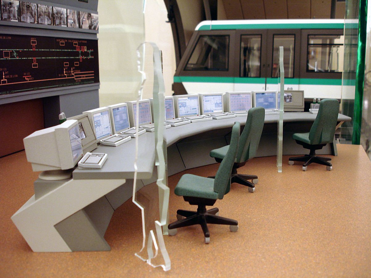 Metro_Insolite's tweet photo. Aujourd'hui, la #ligne14 entame deux semaines de fermeture intégrale. Un mal pour un bien, car cela permettra le renouvellement du #SAET (système d'automatisation de l'exploitation des trains) afin de permettre la circulation des rames supplémentaires nécessaires au prolongement.
