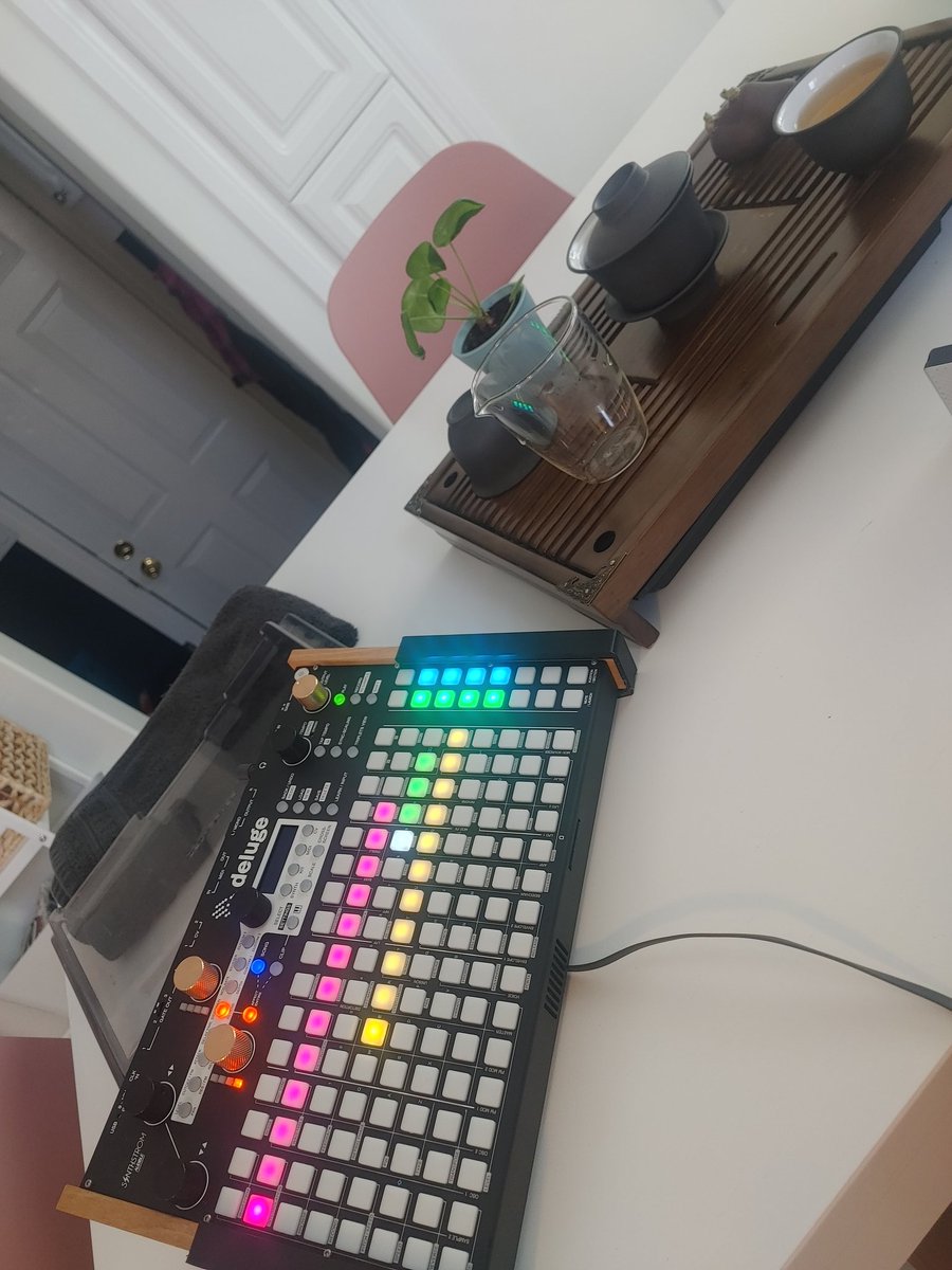 beardskeptic's tweet photo. Sunday morning oolong, and lush ambient synth. https://t.co/NP6QIb6TFT