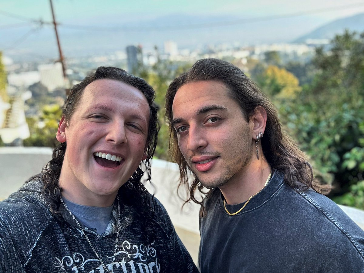 Just a couple of guys. Standing on top of the Hollywood Hills. Asking you to please go vote for Pistols At Dawn to win Kerrang! Radio ‘s THE DEAL!
Vote here: planetradio.co.uk/kerrang/entert…
Comment below when you vote, and tag a friend to do it too!
#pistolsatdawn #kerrangradiothedeal