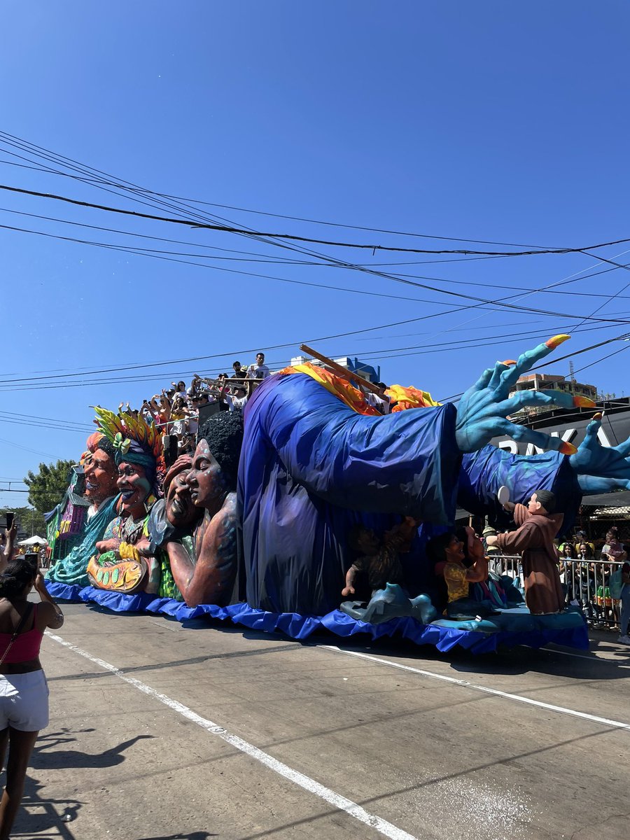 Y así algunos querían Fórmula 1 y Juegos Panamericanos y no pudieron con un majestuosa Carroza que sí recorrió Pasto... Ya es como hora de aterrizar.