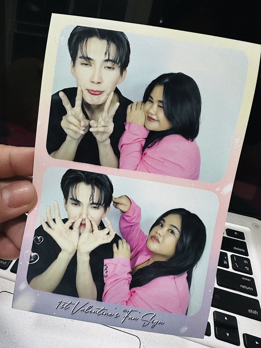 Sixsuperstars's tweet image. อันนี้กดปุ่มตั้งค่าโรงงานยังไงคะ น้องเหมือนเครื่องค้าง 😅 บ๊องๆไปนิดหน่อย แต่ยังหล่ออยู่ สมใจเค้าแล้วได้เจอทุกคนช่วงวาเลนไทน์ แจกดอกไม้แบบอยู่ได้นานๆไปเรียบร้อย สบายใจได้แล้วฉลองรัฐแก๊งสาวๆของคุณยิ้มแฉ่ง 💖💖💖💖💖 #1stVDayFanSign #รักแรกของเฟริสท์ #First_Chalongrat