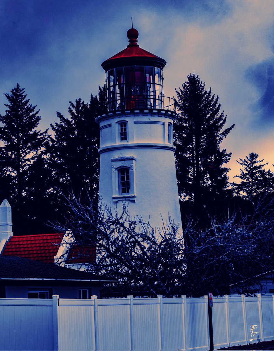 The Umpqua River Lighthouse..
First illuminated in 1894.
Located South of Reedsport, Oregon. 
#travelphotography #Oregon #TravelOregon #PNW #Lighthouse 
#PacificOcean #photography