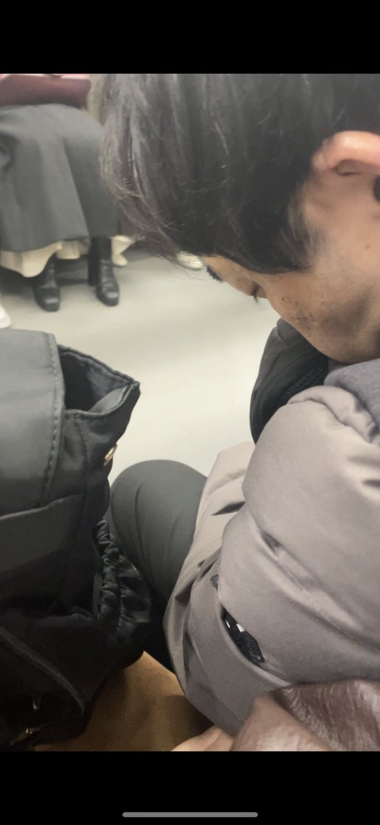 bakusai_x's tweet photo. 総武線で寝ているフリをしながら太ももを触ろうとするジジイを発見。2月12日0時頃、津田沼行きの総武線で痴漢にあったもよう。。。。
 https://t.co/uqJUkMAPHs