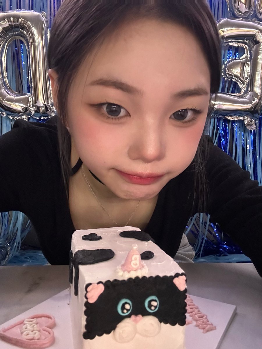 우리 보은이처럼 귀여운 고양이 케이크!!
데뷔 하고 두 번째 생일도 챙겨 줄 수 있어서 정말정말 영광이야😻 앞으로도 잘 부탁해 내가 정말 많이 아끼고 사랑하는 보은아...🩷🩷🩷