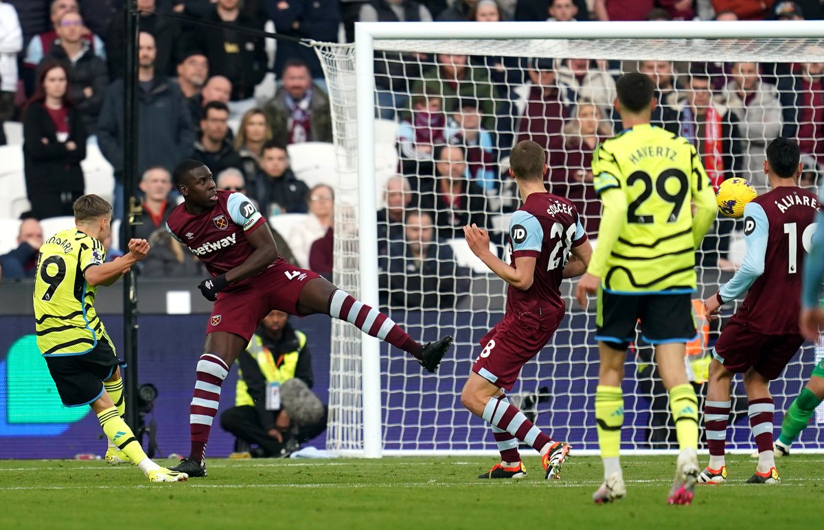 SkySportsStatto's tweet photo. Arsenal's 4th goal against West Ham was their 8,000th League goal in their history

Most English League goals:
8,228 Man Utd
8,222 Liverpool 
8,107 Man City
8,000 Arsenal

#WHUARS https://t.co/YlwdtDnwOo