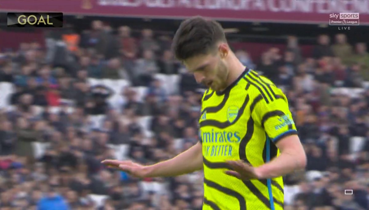 FabrizioRomano's tweet photo. 🔴⚪️ Declan Rice scores for Arsenal vs West Ham, it’s 6-0… but he decides not to celebrate out of respect for #WHUFC fans.

Some fans decided to applaud Declan Rice when subbed off after booing him during the game. https://t.co/ctg2geBrQQ