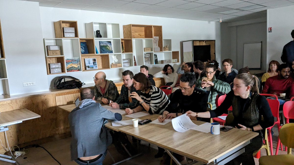 ClemMoulinFrier's tweet image. Présentation des projets #hack1robo devant un jury incorruptible. La première démo place la barre très haut : improvisation théâtrale avec #ChatGPT en tant que Directeur, Improvisateur et Scénographe ; le tout avec des comédiennes d&apos;impro professionnelles 💥