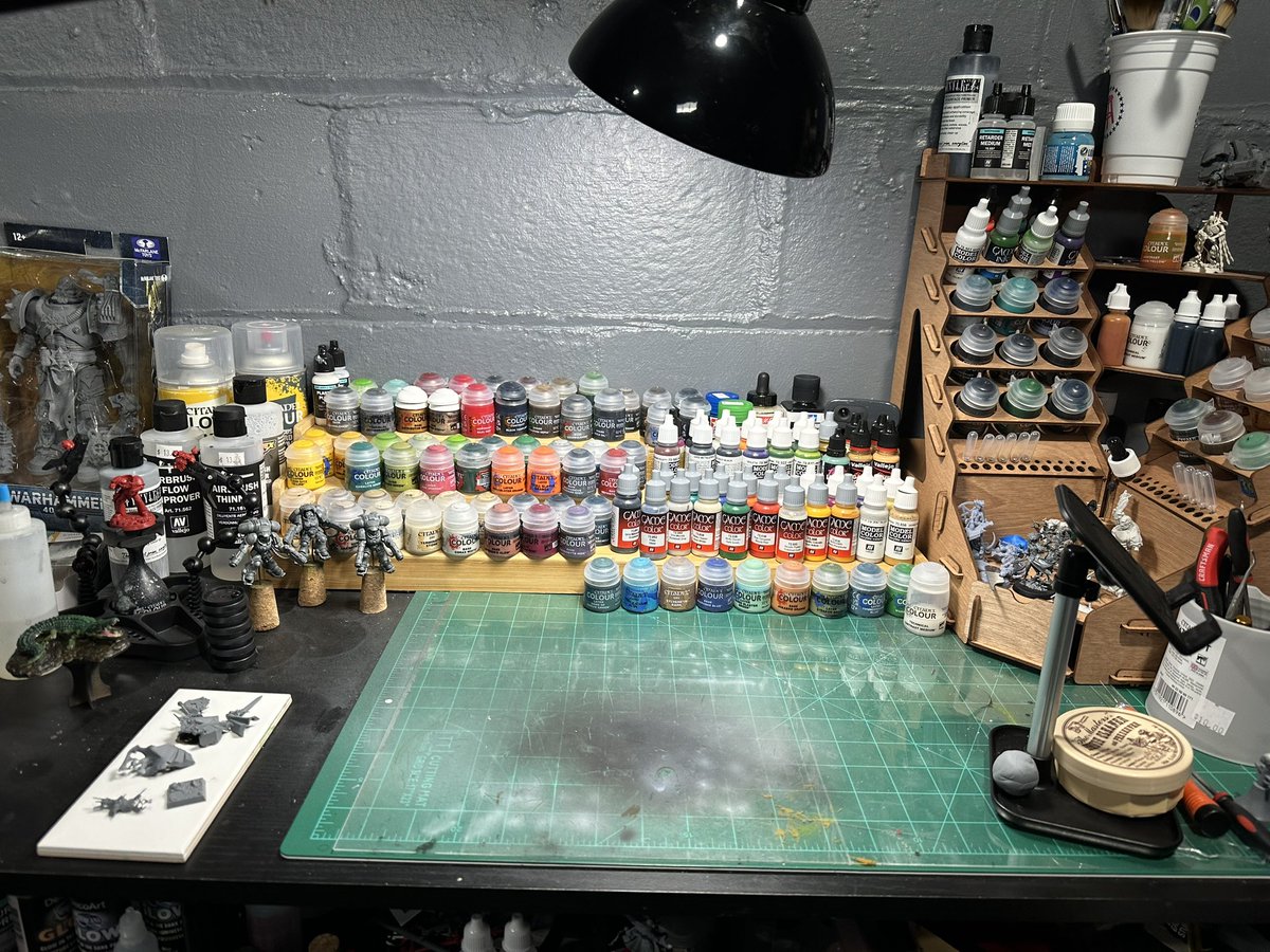 ManVsMiniatures's tweet photo. Chaos Hobby Space vs Loyalist Hobby Space #PaintingMiniatures #MiniaturePainting #ManVsMiniatures https://t.co/eaouj9xbPr