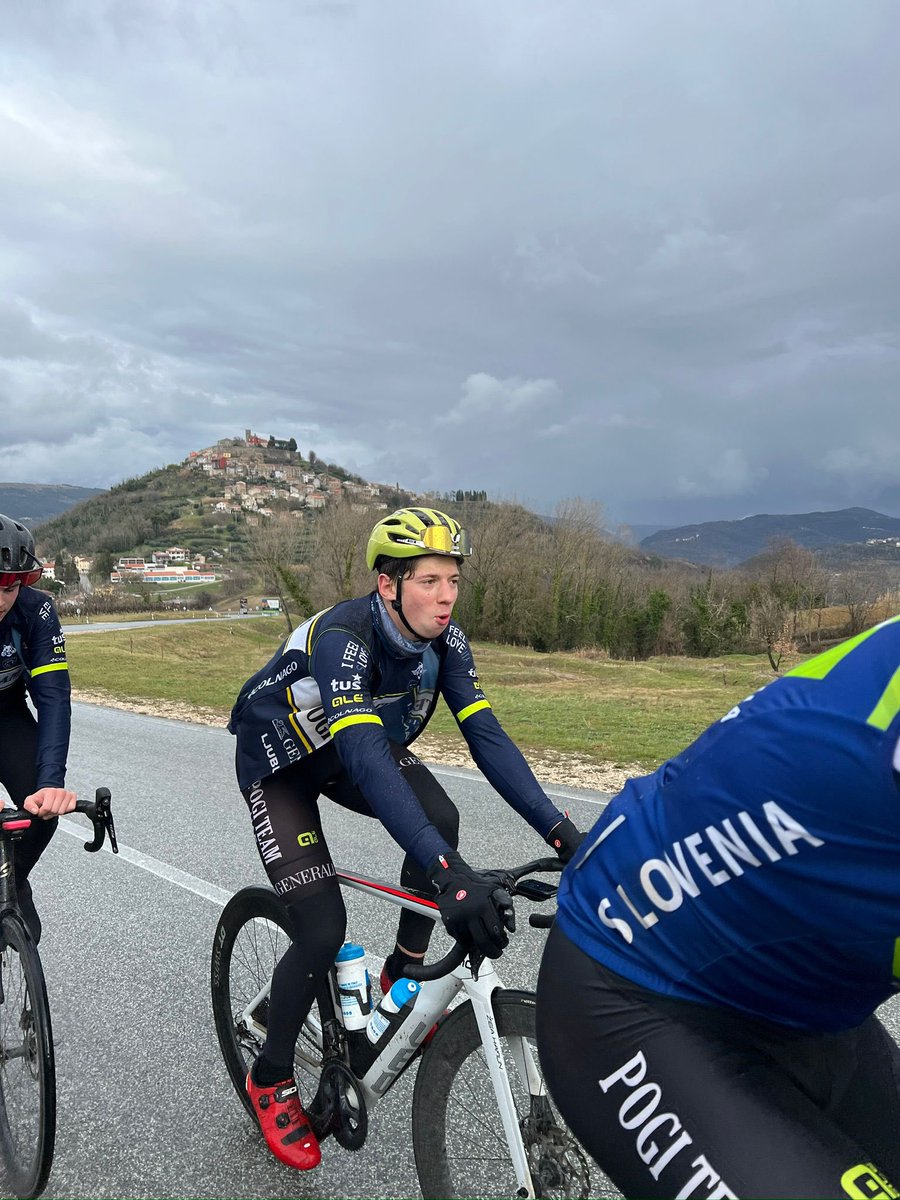 Drugi dan priprav smo se starejši mladinci odpravili na Motovun in se lotili intervalnih treningov. Po koncu treninga nas je ujel ☀️. Malo vragolij ne škodi. Vse to je kolesarska tehnika😉