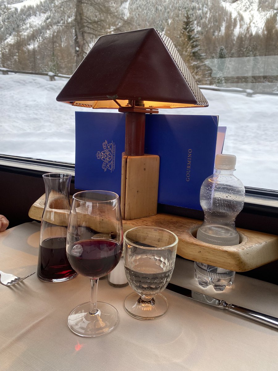 Michelino_1978's tweet photo. Wunderbar und viva! #speisewagen fahrt am #albula @rhaetischebahn https://t.co/r40TLhwLfB