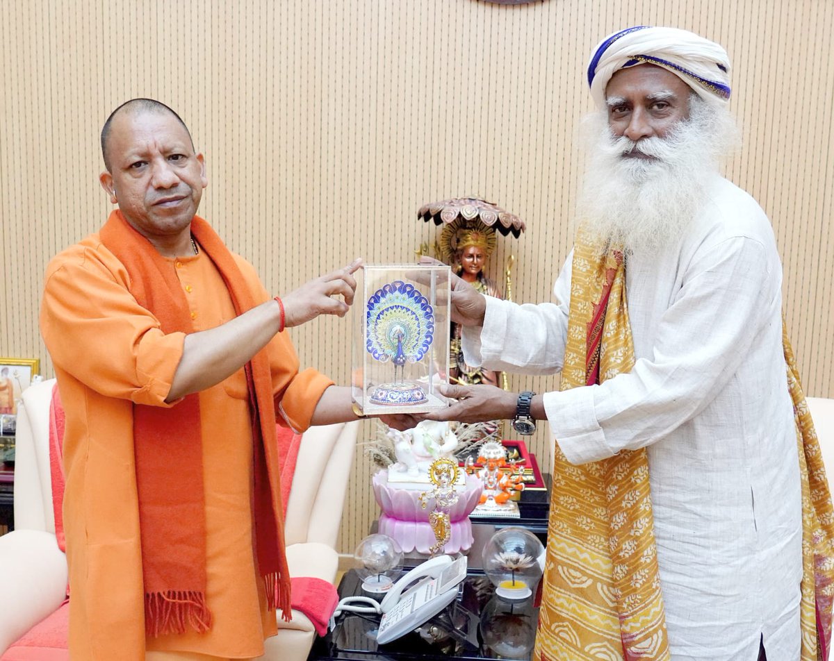 .<a href="/ishafoundation/">Isha Foundation</a> के संस्थापक, आध्यात्मिक गुरु, 'पद्म विभूषण' श्री <a href="/SadhguruJV/">Sadhguru</a> जी से आज लखनऊ में शिष्टाचार भेंट हुई।