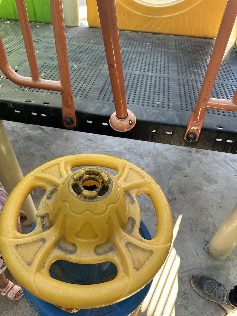 NeRanne's tweet photo. @BJAlcaldia @En_laDelValle meses “mejorando” el parque entre av del Valle y concepcion beistegui y no lograron su cometido. Por favor vengan a revisar los juegos de área infantil ya que es un peligro para nuestros pequeños. https://t.co/vXHxSp3Im9