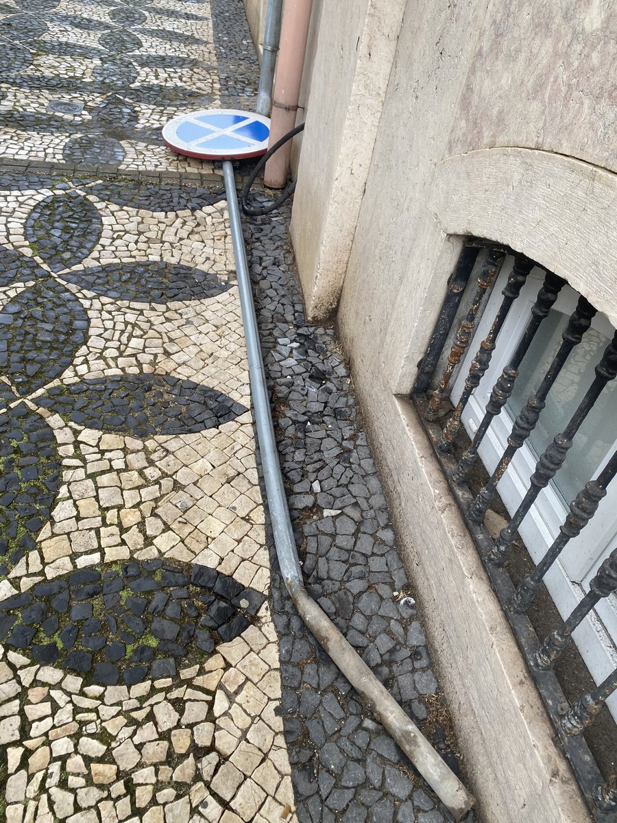 leonismos's tweet photo. Nunca me ocorreu que a minha bicicleta viria a ser roubada assim. https://t.co/QuFqkfpCKF
