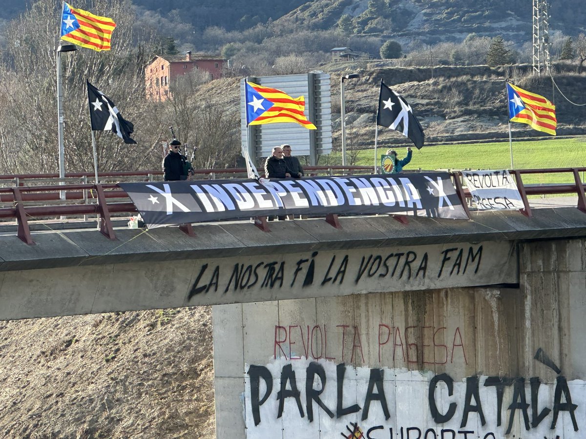 CesarLagonigro's tweet photo. A Gurb, un diumenge més, continuem amb l’acció
#PontsPerIndependència
PERSISTIM i PERSEVEREM en la lluita per la LLIBERTAT i la INDEPENDÈNCIA de CATALUNYA.
La pagesia del nostre país està en lluita, el Pont de Gurb els dóna suport i s’hi solidaritza.
#Independència
#RevoltaPagesa https://t.co/qZnZIl1k0x