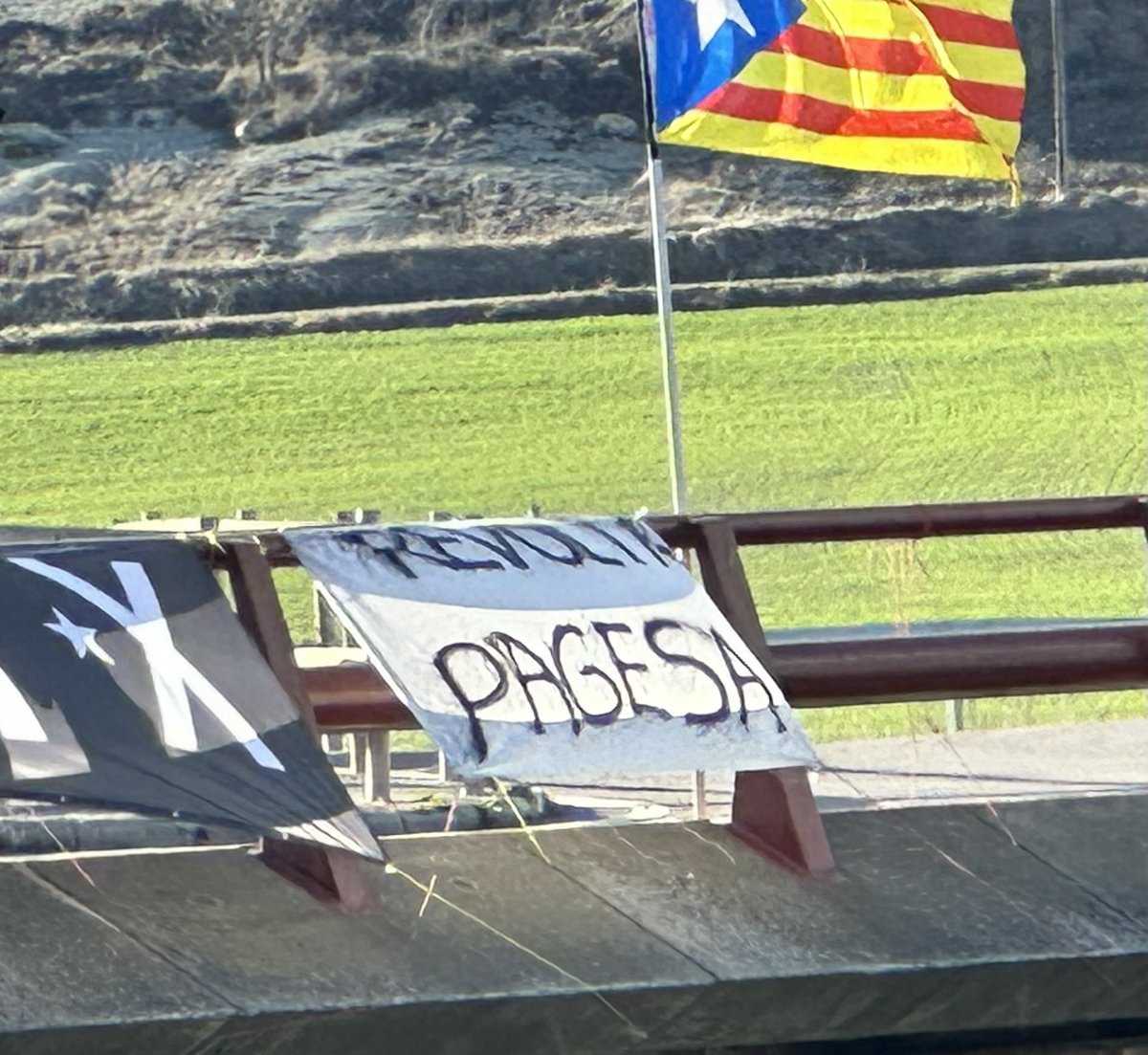 CesarLagonigro's tweet photo. A Gurb, un diumenge més, continuem amb l’acció
#PontsPerIndependència
PERSISTIM i PERSEVEREM en la lluita per la LLIBERTAT i la INDEPENDÈNCIA de CATALUNYA.
La pagesia del nostre país està en lluita, el Pont de Gurb els dóna suport i s’hi solidaritza.
#Independència
#RevoltaPagesa https://t.co/qZnZIl1k0x