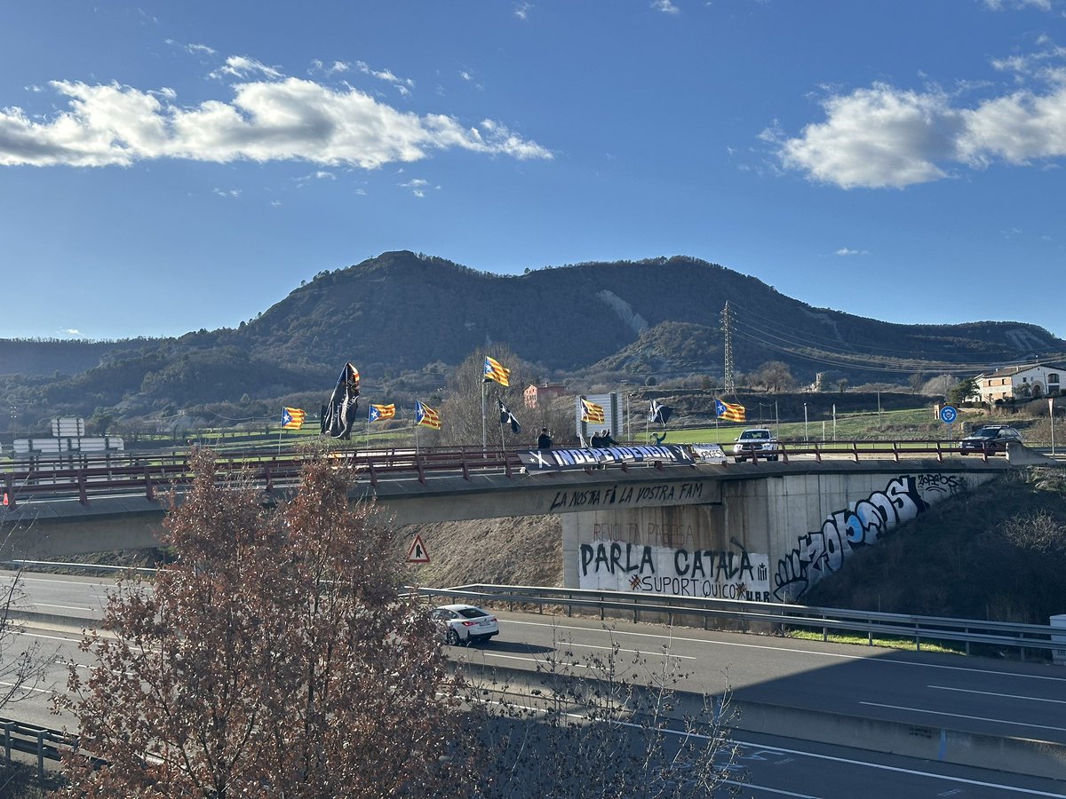 CesarLagonigro's tweet photo. A Gurb, un diumenge més, continuem amb l’acció
#PontsPerIndependència
PERSISTIM i PERSEVEREM en la lluita per la LLIBERTAT i la INDEPENDÈNCIA de CATALUNYA.
La pagesia del nostre país està en lluita, el Pont de Gurb els dóna suport i s’hi solidaritza.
#Independència
#RevoltaPagesa https://t.co/qZnZIl1k0x