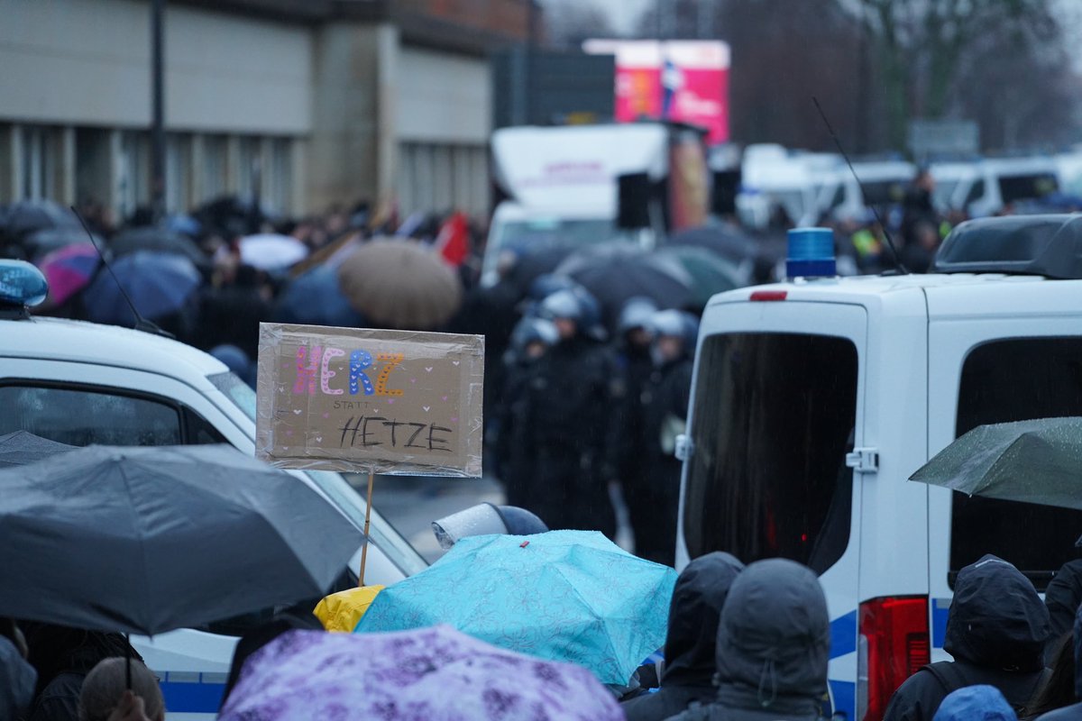 5000 Menschen demonstrieren gegen ca. 1000 Neonazis in #Dresden. Der Protest ist laut während die Rechtsextremisten ihre Abschlusskundgebung abhalten. #DD1102 #DresdenWidersetzen