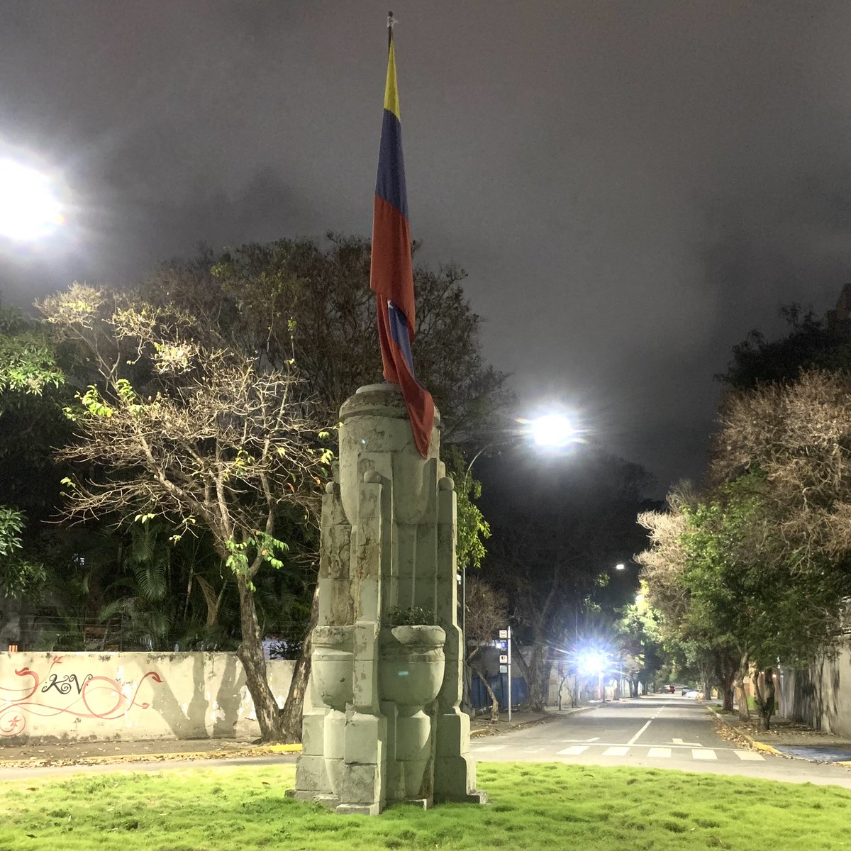 Señores de la Alcaldía de <a href="/Chacao/">Alcaldía de Chacao</a>: Este monumento situado en Campo Alegre, del Arq. Manuel Mujica Millán (como muchas casas de esa urbanización, hoy derrumbadas) es un RELOJ DE SOL, no un asta. Sería importante rescatar su función. Los arquitectos de la alcaldía deberían saberlo.