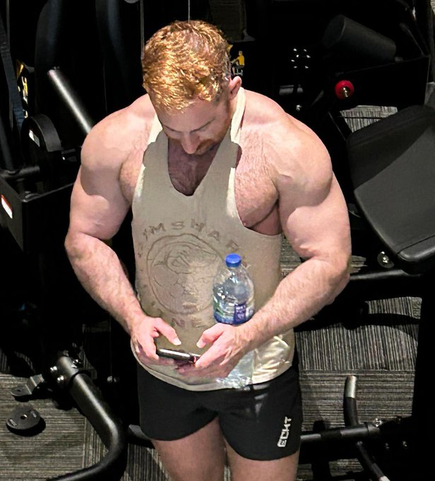 I got papped in the gym!   Getting swole! https://t.co/6NvsiVRAUA