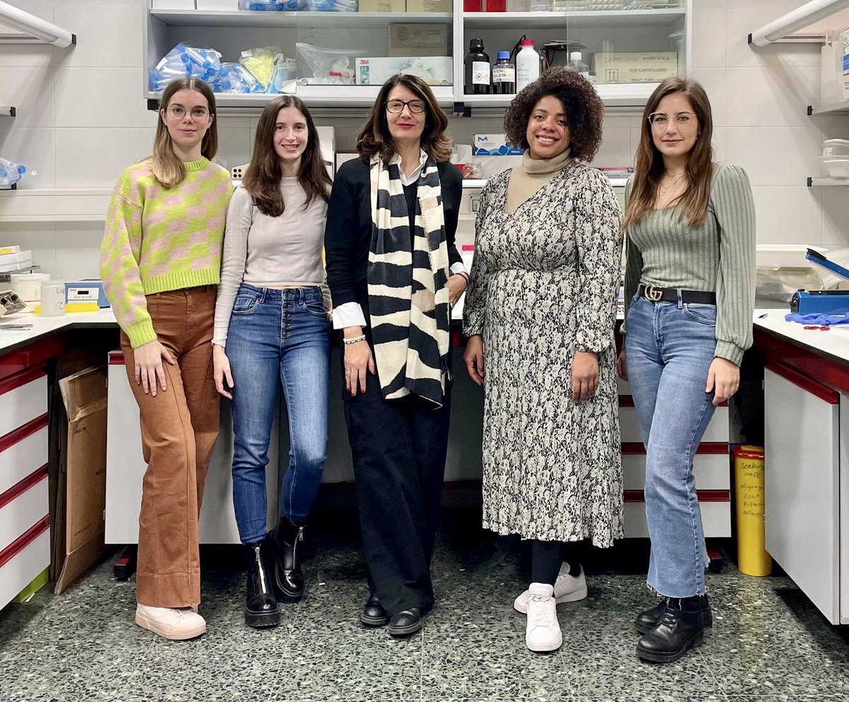 #DiaDeLaMujerYLaNiñaEnLaCiencia 
Una foto con Giselle, Alicia, Feli y Ana en nuestro laboratorio de investigación @farmavasm de @UAM_Medicina
(sin olvidarnos de @carlosfsanchezf)

👩🏻‍🔬🧫🔬🧪💊
#11F #Investigar #descubrir #enseñar